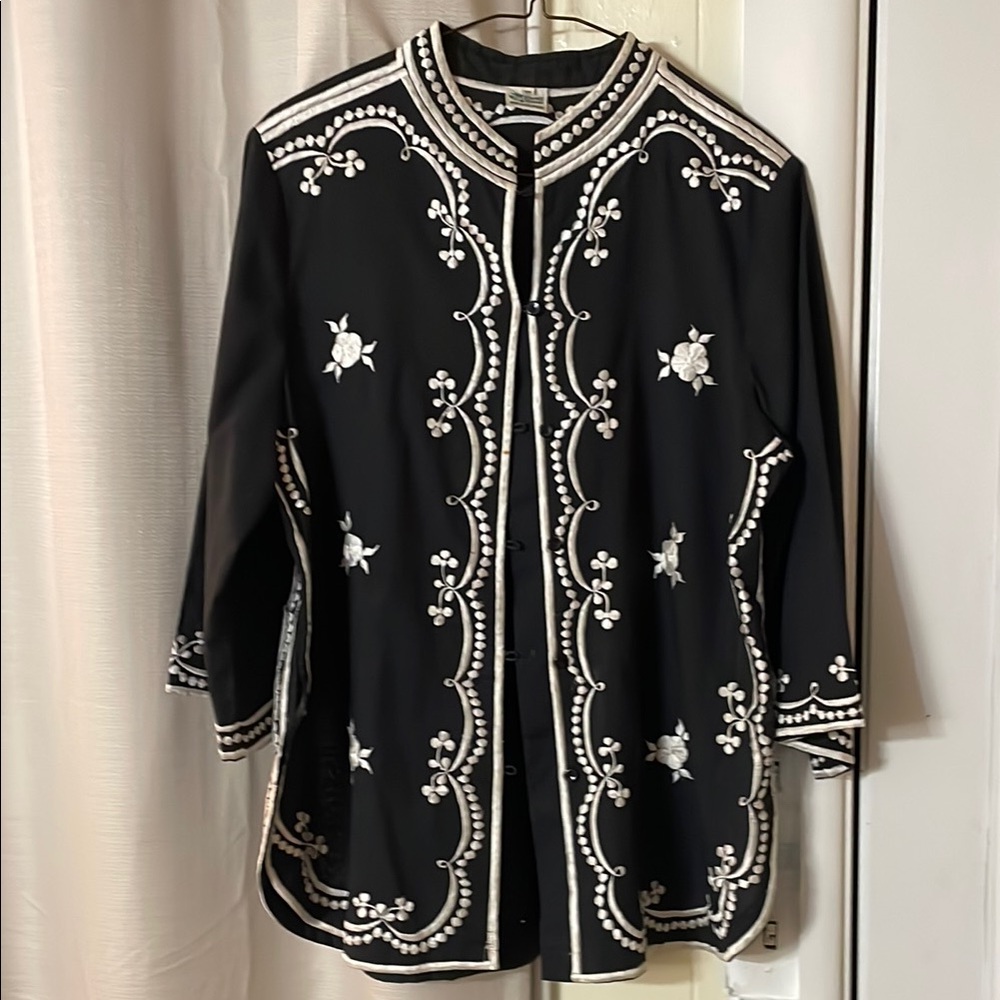 Black and White Embroidered Stand-Up Collar Blouse